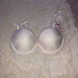 VICTORIA’S SECRET white lace bra, 32B